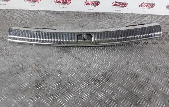 Trunk/boot sill cover protection