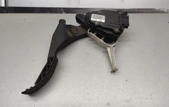Volkswagen Golf V Accelerator throttle pedal 1J1721503H