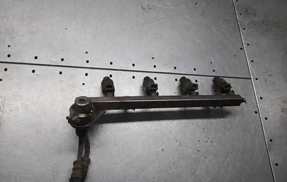 Fuel injector supply line/pipe