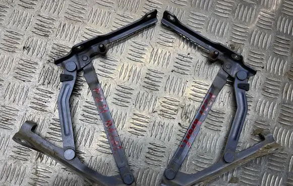 Subaru Legacy Tailgate/trunk/boot hinge