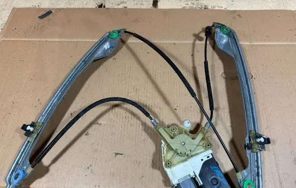 Renault Laguna III Front door window regulator motor 807310003R 988575101 978935015