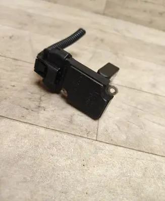 Toyota Corolla Verso E121 Mass air flow meter 2220427010