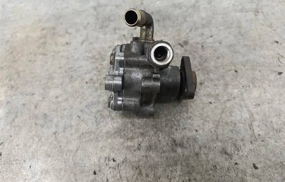 Volkswagen PASSAT B5 Power steering pump 8D0145156L
