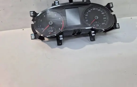 Volkswagen Tiguan Speedometer (instrument cluster) 5NA920750A