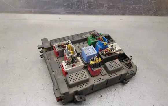 Peugeot 607 Fuse module 9650108780