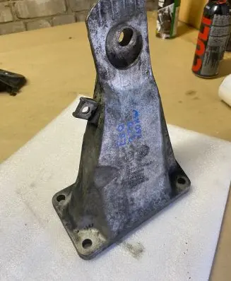 BMW 5 E60 E61 Engine mounting bracket 676115002 73681310 AC46000DF