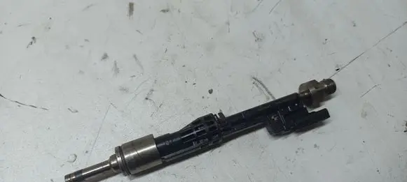 BMW X3 F25 Fuel injector 7597870