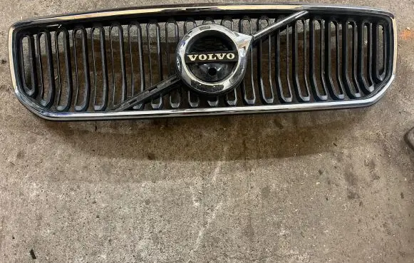 Volvo XC40 Front bumper upper radiator grill 31656581