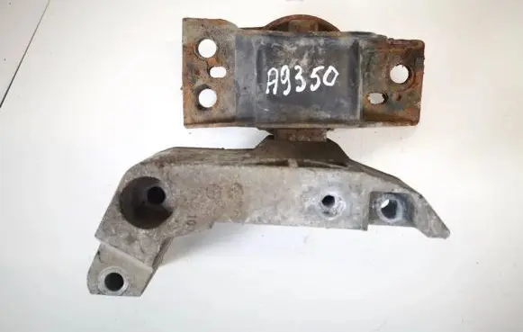 Nissan Note (E11) Engine mount bracket