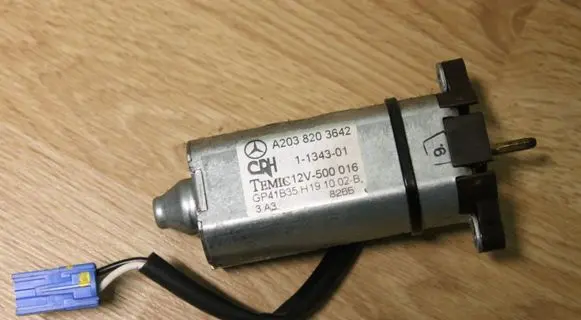 Mercedes-Benz C W203 Seat adjustment motor 2038203642