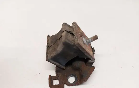 Nissan Pathfinder R51 Engine mount bracket