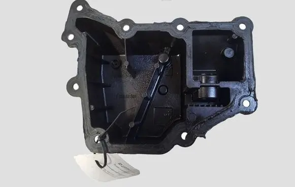 Volkswagen Golf VII Oil breather separator 04E103464AM