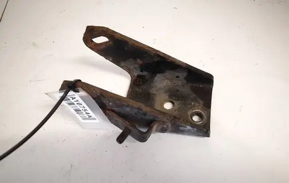 Engine mounting bracket