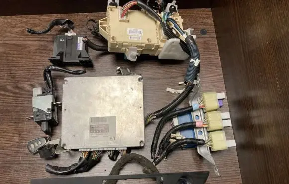 Toyota Avensis Verso Engine control unit/module 896610F010 5567064010