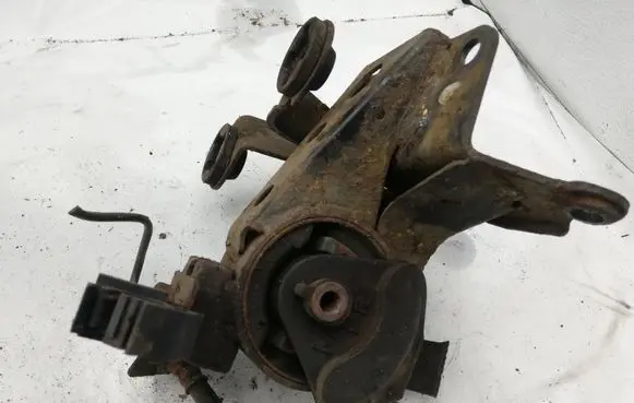 Nissan X-Trail T30 Engine mount bracket NOCODE