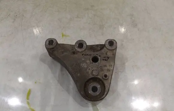 Engine mount bracket