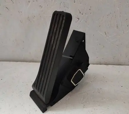 Mercedes-Benz E W212 Accelerator throttle pedal A2043000004 170413 3158