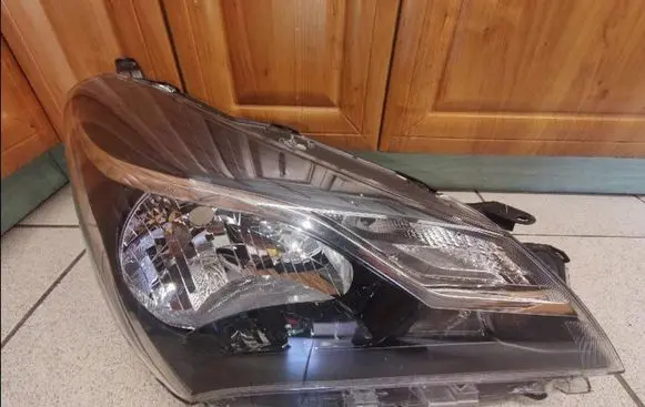 Toyota Yaris Headlight/headlamp 98211155