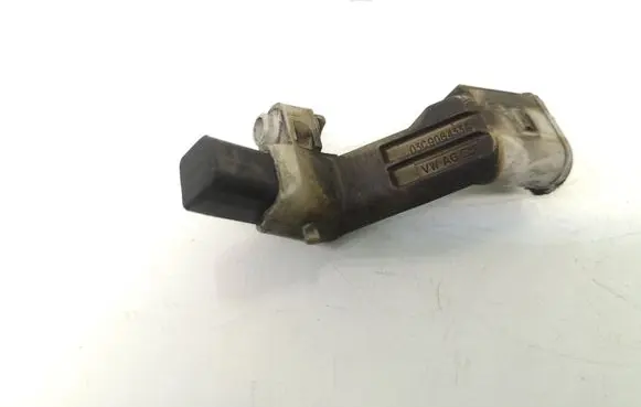 Volkswagen Jetta VI Crankshaft position sensor 03C906433A