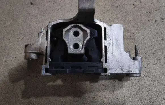Hyundai Tucson IV NX4 Engine mount bracket 21824N9500