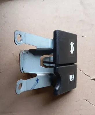 Nissan Qashqai Fuel tank opening switch 