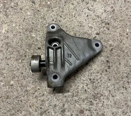 BMW 5 GT F07 Engine mounting bracket 6777605