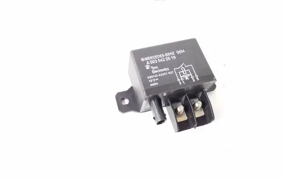 Mercedes-Benz C W204 Charging relay A0035422619