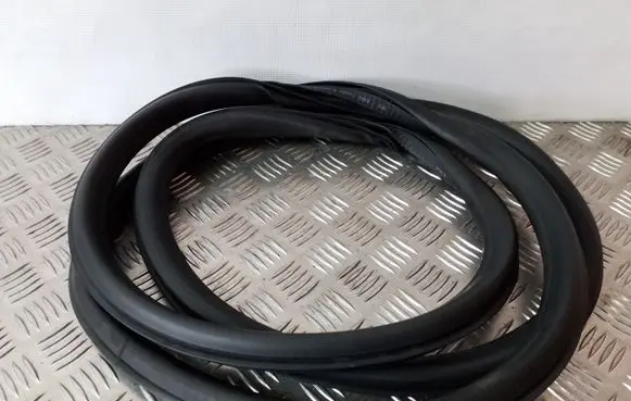 Opel Astra J Front door rubber seal 13259929