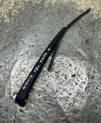 Skoda Octavia Mk2 (1Z) Rear wiper blade arm 