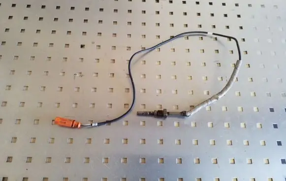 Volkswagen Golf V Exhaust gas temperature sensor 03G906088D
