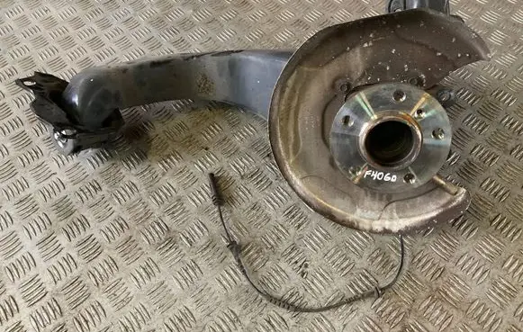 Rear wheel hub spindle/knuckle