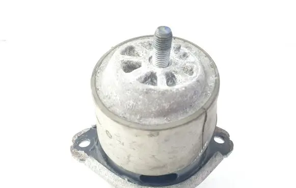 Volkswagen Touareg I Engine mount bracket 7L6199131A
