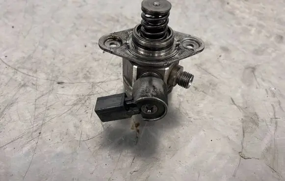 BMW X5M E70 Fuel injection high pressure pump 7595339