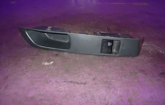 Nissan Micra Quarter vent window switch 
