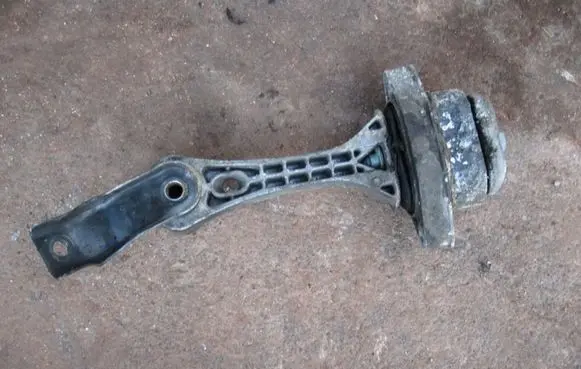 Volkswagen Golf IV Engine mount bracket