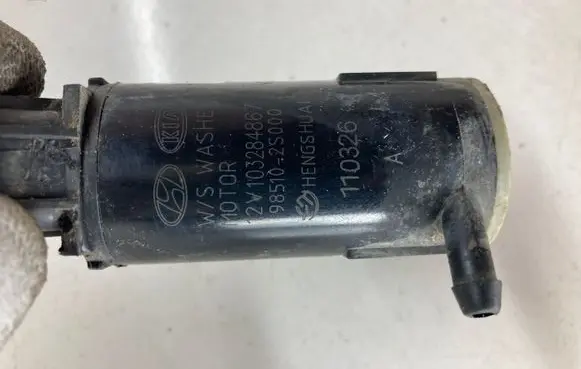 KIA Sportage Windscreen/windshield washer pump 985102S000