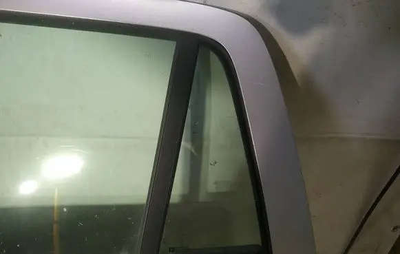 Rear vent window glass