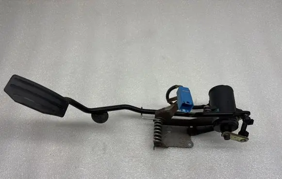 Accelerator throttle pedal