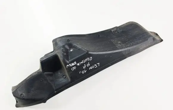 Seat Leon (1P) Fender end trim 
