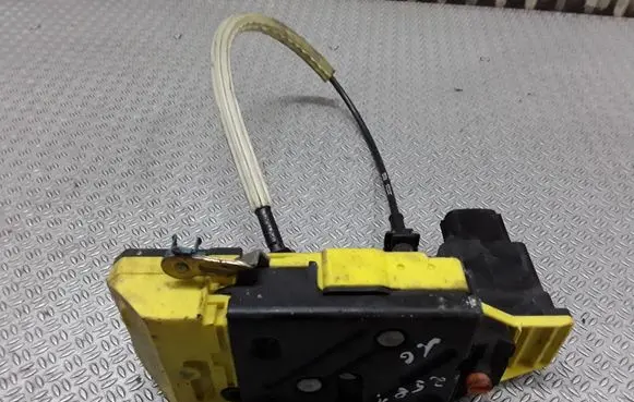 Volvo V70 Rear door lock 8650554
