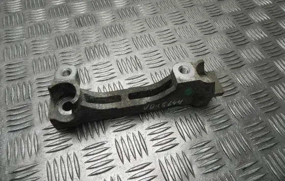 Engine mounting bracket