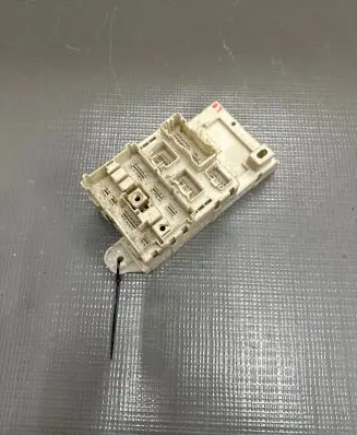 Toyota RAV 4 (XA20) Fuse module 8273342081 5H050532