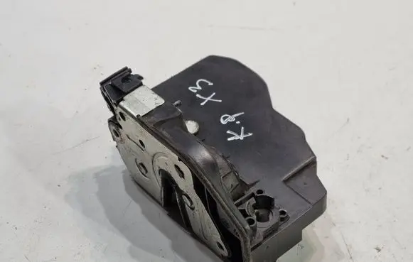 BMW X3 E83 Front door lock 7167071