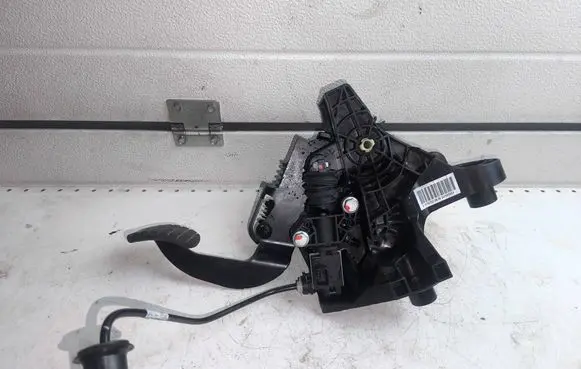 Renault Trafic III (X82) Clutch pedal 14017095