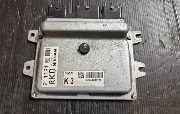 Nissan Qashqai Engine control unit/module BEM333400 MEC940240