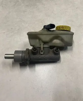 Volkswagen Polo III 6N 6N2 6NF Master brake cylinder 21025599