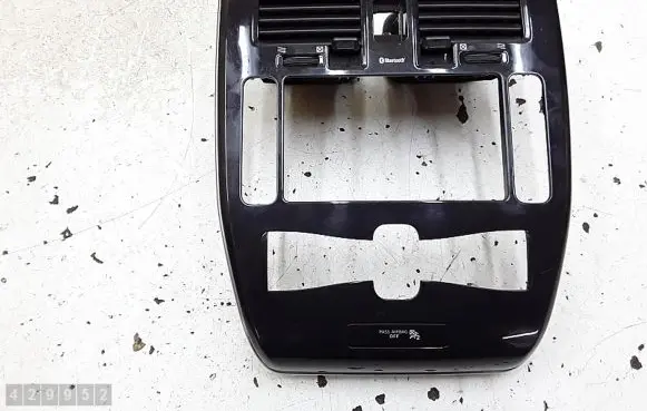 Nissan Leaf I (ZE0) Radio/GPS head unit trim 682603NA0A