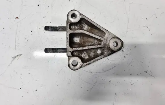 Engine mounting bracket