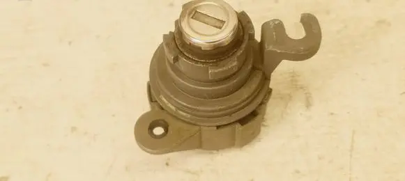 Saab 9-3 Ver2 Front door lock (next to the handle) 152741