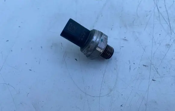 Volkswagen PASSAT B8 Oil pressure sensor 05E906277A